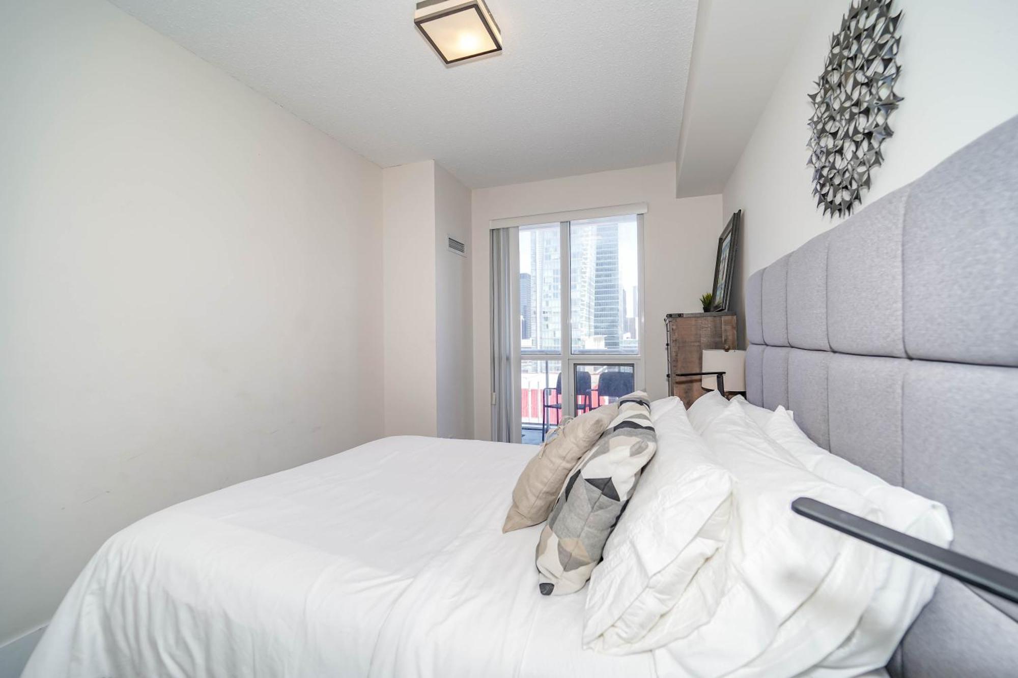 Chol Furnished Suites Heart Of Downtown Toronto, 2 Beds, Free Parking, Cn Tower View Exterior photo