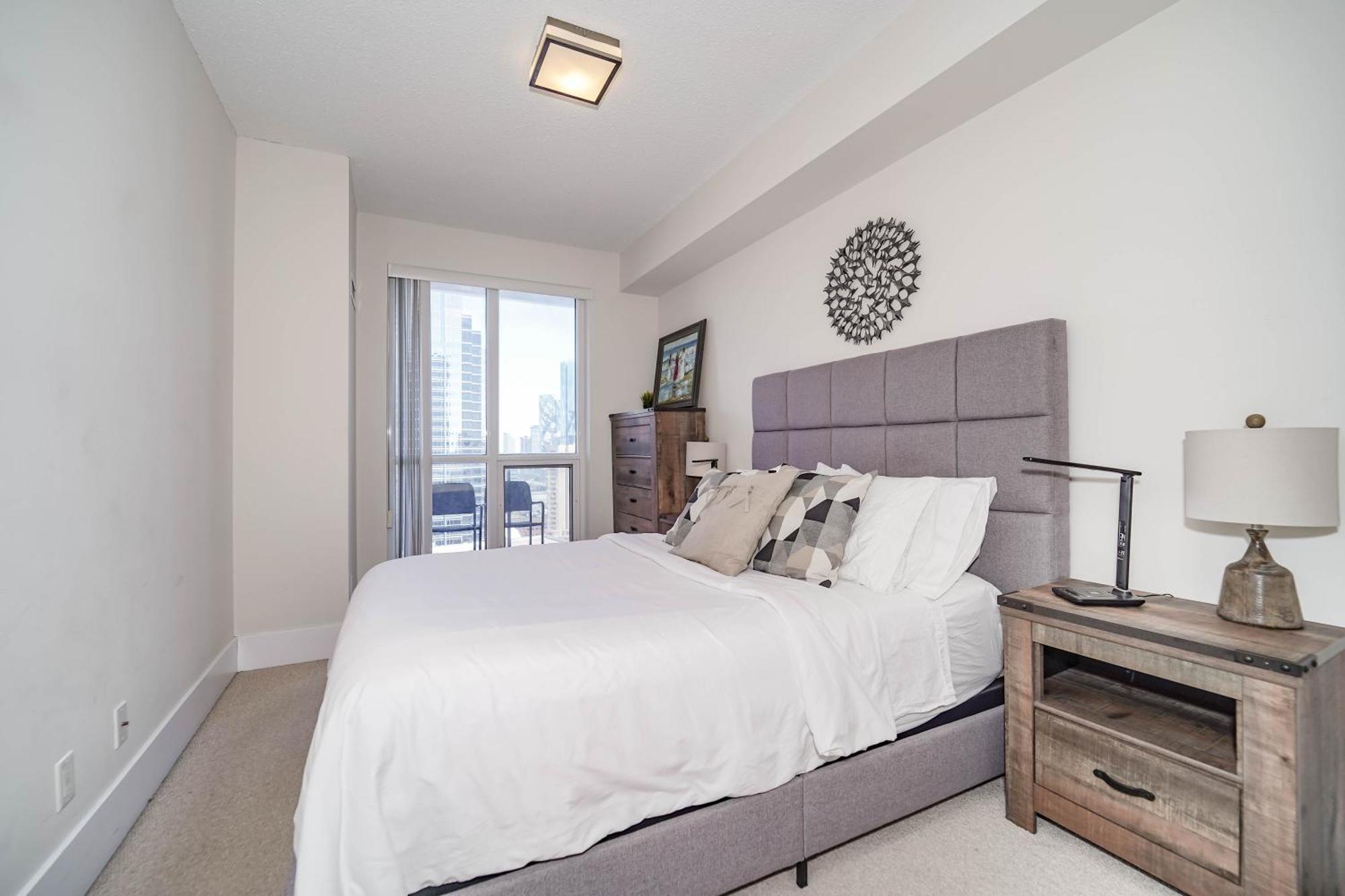 Chol Furnished Suites Heart Of Downtown Toronto, 2 Beds, Free Parking, Cn Tower View Exterior photo